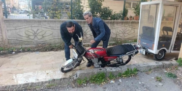 Trafik polisini görünce motosikleti bırakıp kaçtı