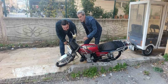 Trafik polisini görünce motosikleti bırakıp kaçtı