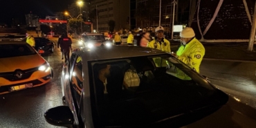 Trafik uygulamasında alkollü çıktı, gazeteciye saldırdı