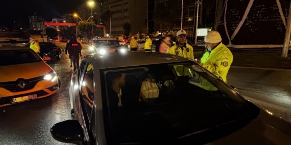 Trafik uygulamasında alkollü çıktı, gazeteciye saldırdı