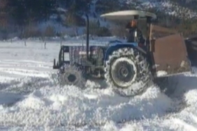 Traktörlerle tarlada kar drifti