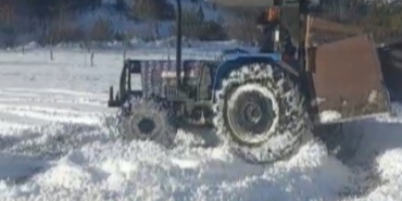Traktörlerle tarlada kar drifti