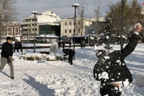 Tropikal misafirler kar yağışını görünce mest oldu