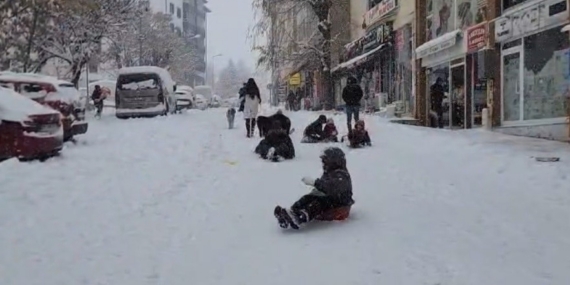 Tunceli’de yılbaşı tatilinin tadını çocuklar çıkarıyor