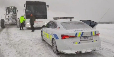 Tur otobüsünde donma tehlikesi geçiren 44 kişi kurtarıldı