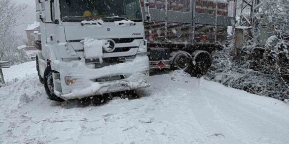 Türkeli’de doğalgaz tırı karda kaydı, yol ulaşıma kapandı