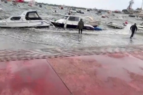 Tuzla’da fırtına alarmı: Deniz sahil yoluna taştı, tekneler zor anlar yaşadı