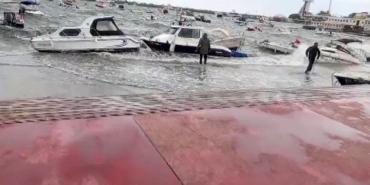 Tuzla’da fırtına alarmı: Deniz sahil yoluna taştı, tekneler zor anlar yaşadı
