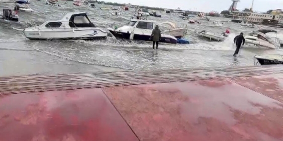 Tuzla’da fırtına alarmı: Deniz sahil yoluna taştı, tekneler zor anlar yaşadı