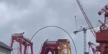 Tuzla’da kule vinç rüzgarın etkisiyle devrildi