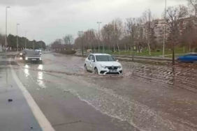 Tuzla’da kuvvetli fırtına nedeniyle deniz taştı, yollar göle döndü