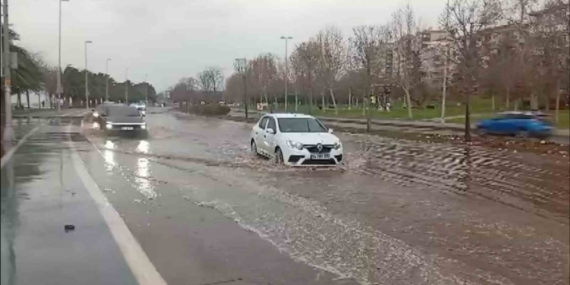 Tuzla’da kuvvetli fırtına nedeniyle deniz taştı, yollar göle döndü