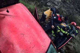 Uçuruma yuvarlanan araçta bulunan 2’si çocuk 5 kişi yaralandı