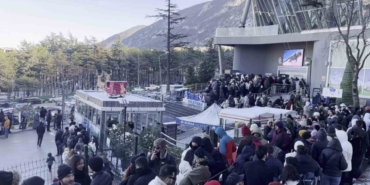 Uludağ’da zirve yarışı...Teleferik kuyrukları metrelerce uzadı