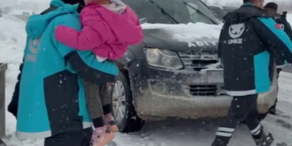 UMKE hasta kurtarmak için karlı yolları aşıyor