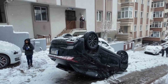 Ümraniye’de kontrolden çıkan otomobil takla attı: 3 yaralı
