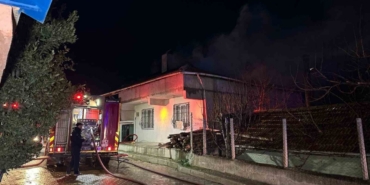 Uşak’ta çatı yangını paniğe neden oldu