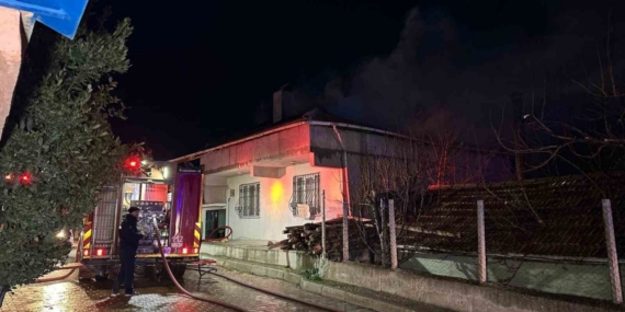 Uşak’ta çatı yangını paniğe neden oldu