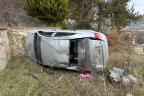 Uşak’ta kontrolden çıkan otomobil bahçeye devrildi: 1 yaralı