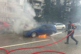 Uşak’ta seyir halindeki otomobil alev aldı