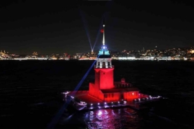 Üsküdar Kız Kulesi’nde yılbaşına özel ışık şovu mest etti