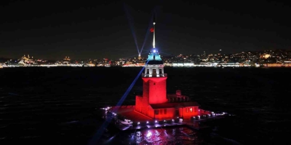 Üsküdar Kız Kulesi’nde yılbaşına özel ışık şovu mest etti