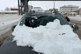 Üst geçitten otomobilin üzerine kar kütlesi düştü: 1 yaralı