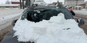 Üst geçitten otomobilin üzerine kar kütlesi düştü: 1 yaralı