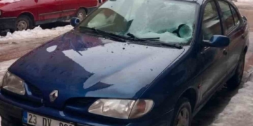 Üzerine buz düşen aracın camı kırıldı