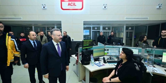 Vali Aksoy, yılbaşında çalışan 112 Acil Çağrı Merkezi personelini ziyaret etti