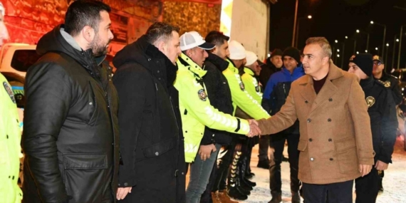 Vali Çiçek, yılbaşında görevli jandarma, polis ve sağlıkçıları ziyaret etti