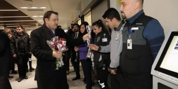 Vali Işın, yılbaşında görevleri başındaki kurum personelleriyle bir araya geldi