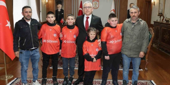 Vali Şimşek, kardan ‘Kız Kulesi’ yapan amca ve yeğenleri makamında ağırladı