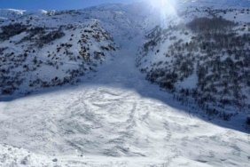 Van-Çatak yolu çığ düşmeleri nedeniyle 4 gündür ulaşıma kapalı