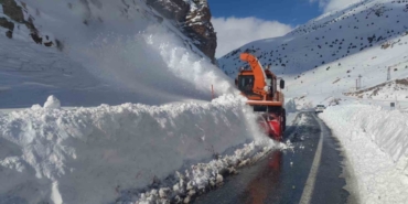Van-Çatak yoluna düşen çığ temizleniyor