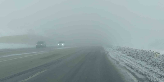 Van-Özalp kara yolunda sis görüş mesafesini düşürdü