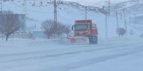 Van’da kar esareti: 594 yerleşim yolu kapandı, eğitime kar engeli