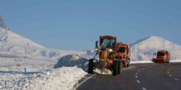 Van’da kar mesaisi: Yol kenarlarında biriken kar kütleleri temizleniyor