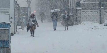 Van’da lapa lapa kar yağdı: 405 yerleşim yerinin yolu kapalı