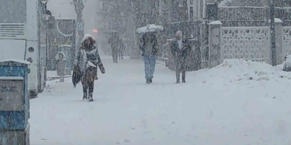 Van’da lapa lapa kar yağdı: 405 yerleşim yerinin yolu kapalı