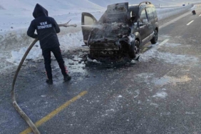 Van’da seyir halindeki kamyonet yandı
