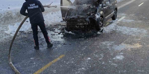 Van’da seyir halindeki kamyonet yandı