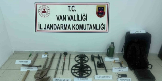 Van’da tarihi kale yakınında kazı yapan 2 kişi yakalandı