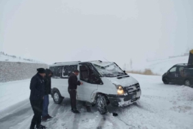 Van’da yoldan çıkan minibus kara saplandı