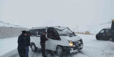 Van’da yoldan çıkan minibus kara saplandı