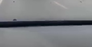 Yağışlı yolda makas atan otomobil tepetaklak oldu