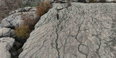 Yaklaşık 20 bin yılın sonunda kimyasal yönden aşınan taşın üzerinde su kollarının minyatürü ortaya çıktı