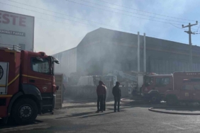 Yalıtım malzemesi bulunan depoda yangın paniği