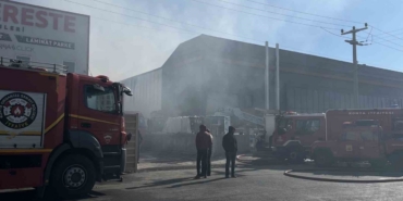 Yalıtım malzemesi bulunan depoda yangın paniği