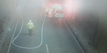 Yanan aracı trafik polisleri söndürdü